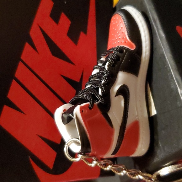 Custom Nike Shoe Keychains set of 2 shoes. (1 pair.) ❤️🖤 - Picture 8 of 16
